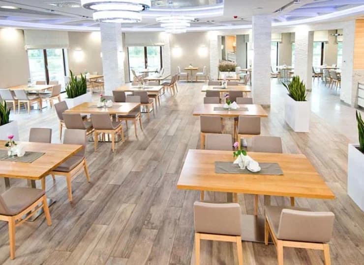 Hotel posiada 2-poziomową restaurację