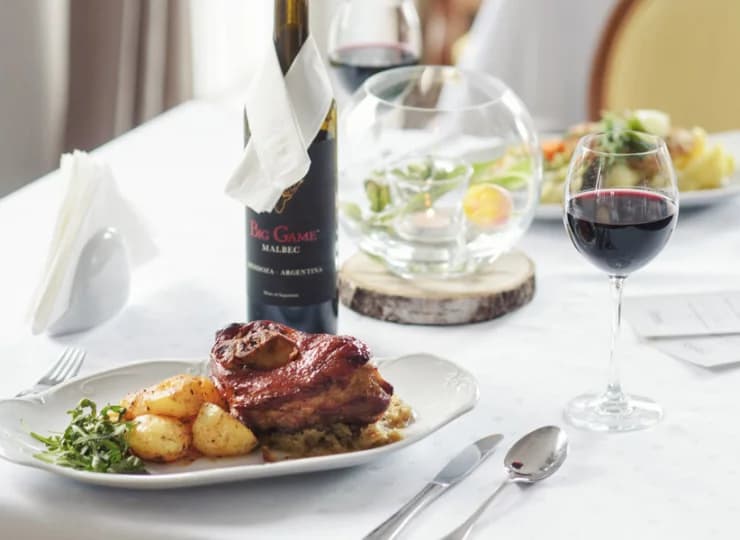 Stylowa restauracja serwuje dania kuchni międzynarodowej