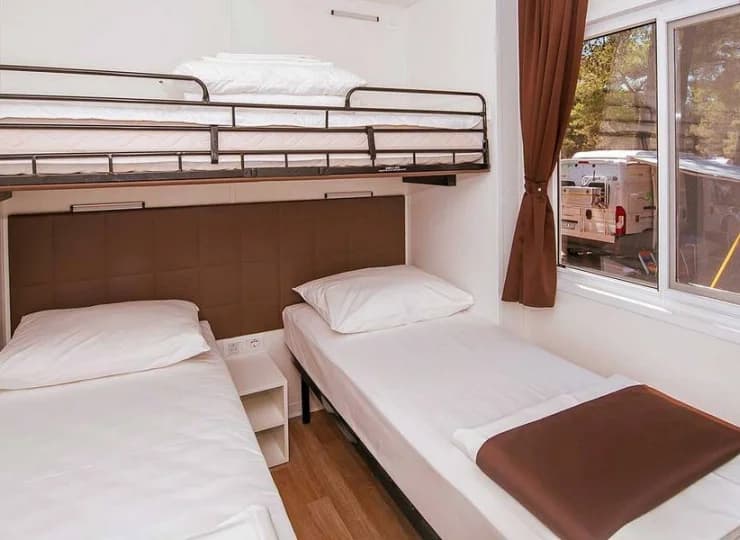 Druga sypialnia w domku deluxe, z 3 pojedynczymi łóżkami