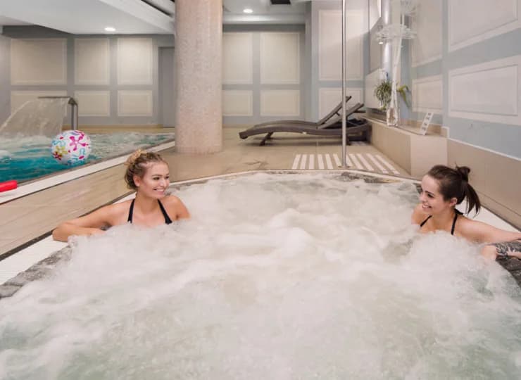 Odpoczniemy tu w jacuzzi i basenie z przeciwprądem oraz hydromasażem