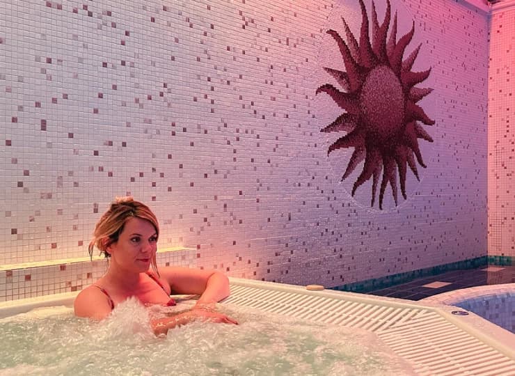 Obok basenu mieści się jacuzzi