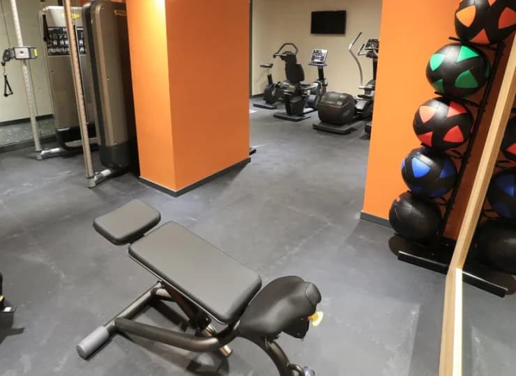 W samym centrum miasta można całodobowo korzystać z sali fitness