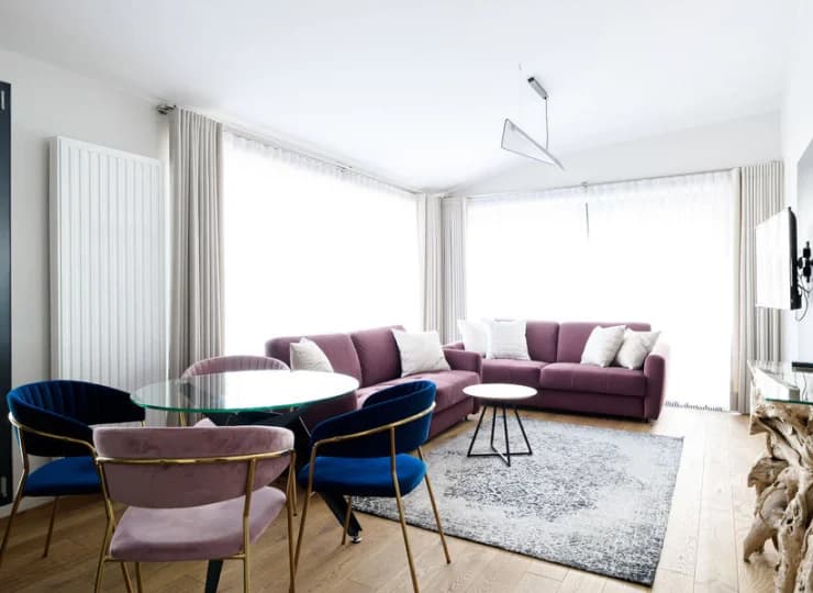 Przestronny salon z aneksem w apartamencie penthouse