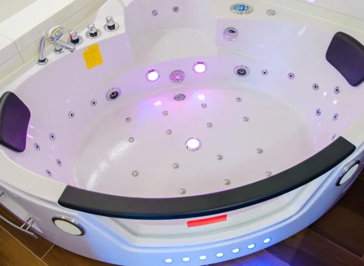 Wanna z hydromasażem w łazience apartamentu 2+2