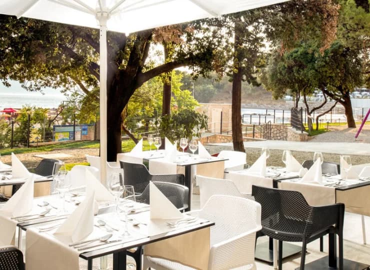 Restauracja dysponuje także stolikami na świeżym powietrzu