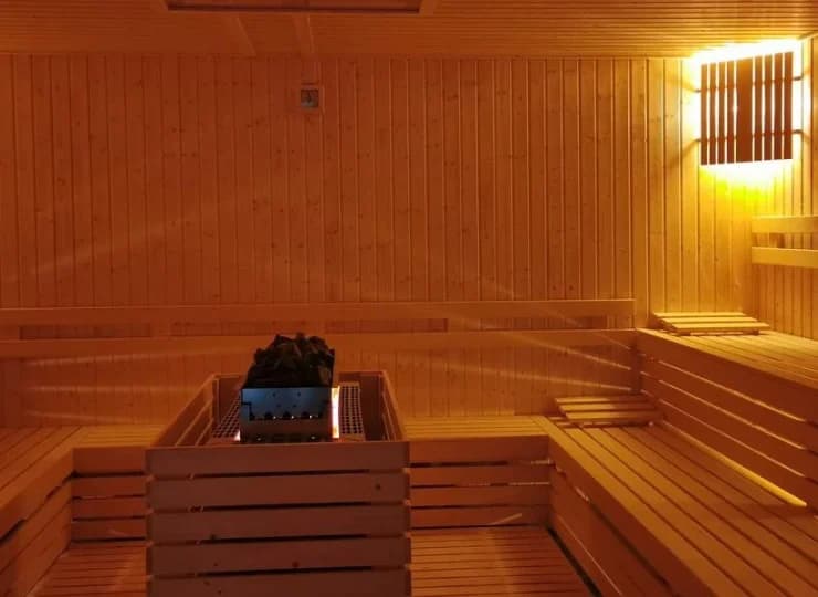 W strefie saun znalazły się: fińska, solna, natrysk wrażeń i lodopad