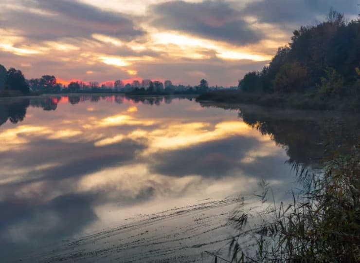 Obiekt jest położony w otoczeniu parku krajobrazowego, wśród stawów rezerwatu