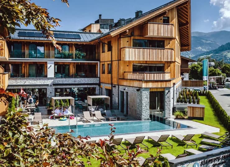 Hotel jest położony między górami, lodowcem i jeziorem
