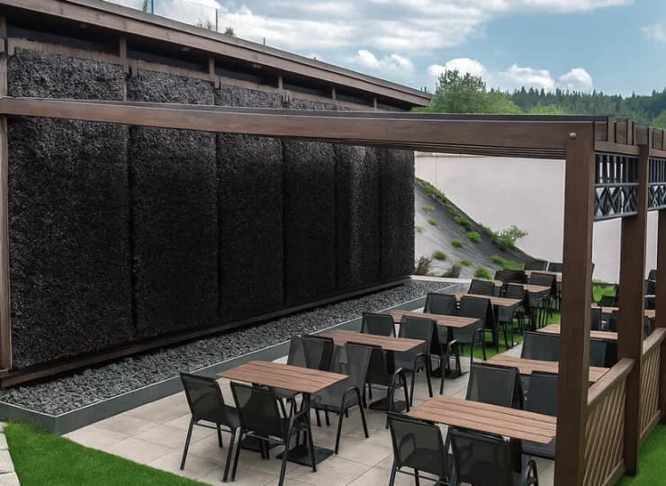 W hotelu jest czynna latem, zewnętrzna tężnia solankowa