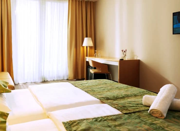 W wyposażeniu pokoi są: TV, WIFI, sejf, minibar, ręcznik basenowy, szlafroki