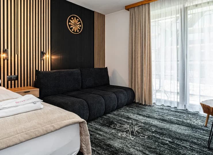 W pokoju rodzinnym jest podwójne łóżko oraz rozkładana sofa