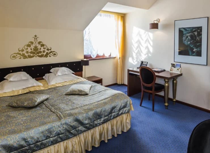 W wyposażeniu pokoi 4*: klimatyzacja, TV LCD, sejf, mini-bar, telefon, Wi-Fi