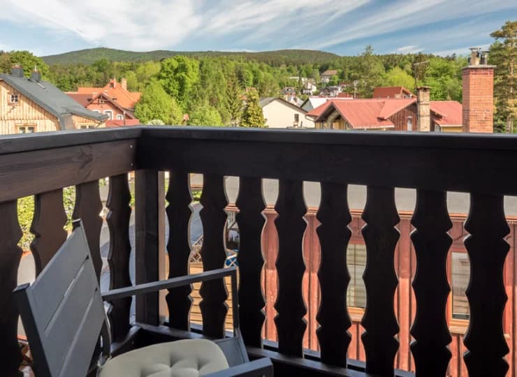 W niektórych pokojach znajduje się balkon z widokiem na góry