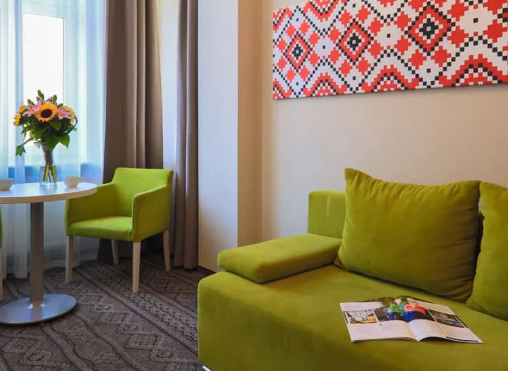W pokoju 3-osobowym mieści się dodatkowo rozkładana sofa