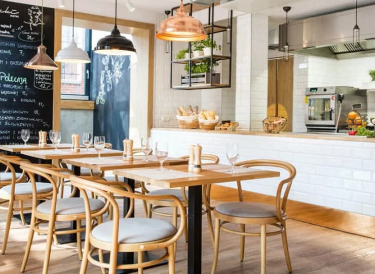 W przyjemnej sali restauracyjnej codziennie są serwowane śniadania