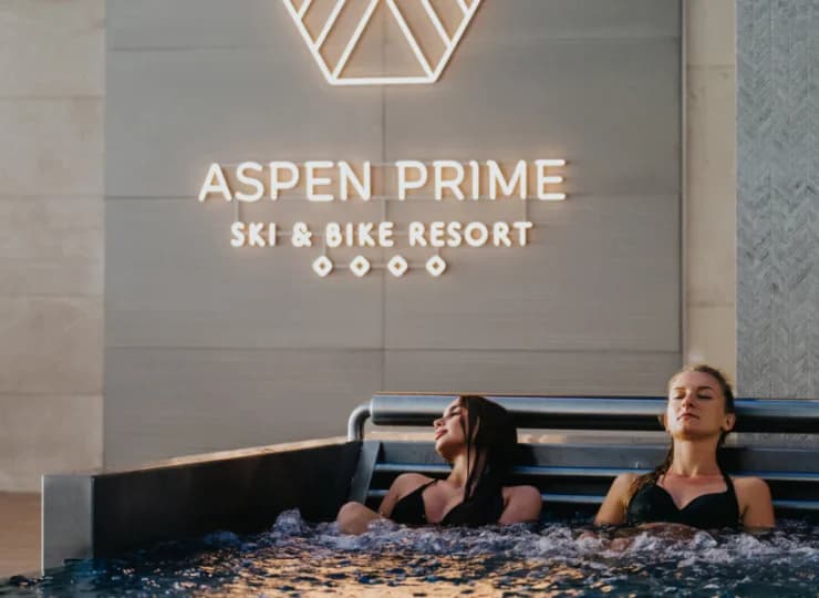 Aspen Prime przygotował dla gości basen z hydromasażem