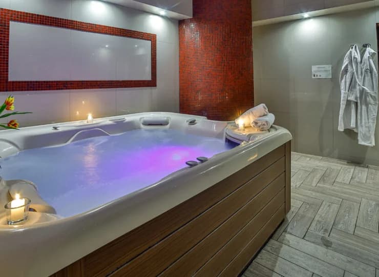 Przestronne jacuzzi zachęca do relaksujących kąpieli