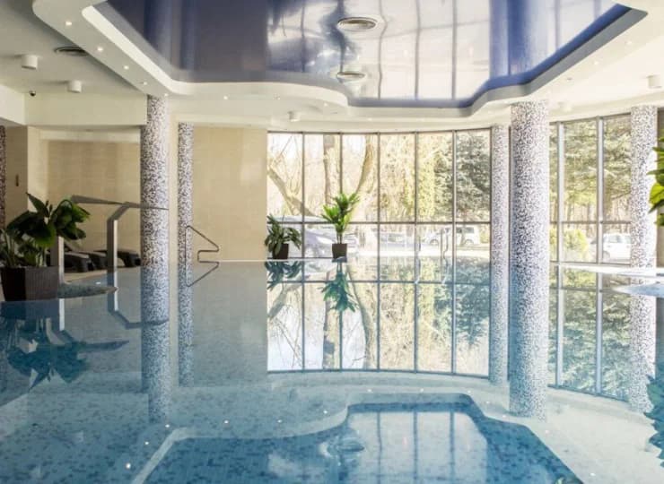 Zachęca także strefa wellness z dużym krytym basenem