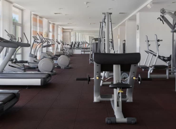 Hotel oferuje dobrze wyposażoną salę fitness