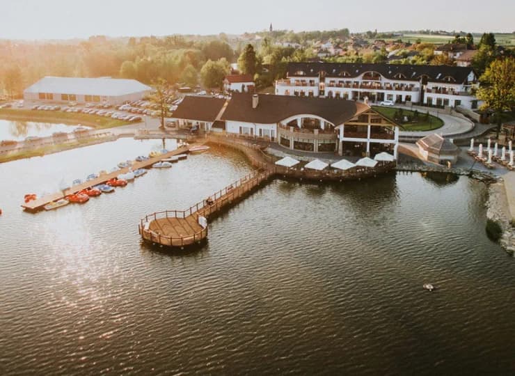 Po zalewie można pływać rowerkami wodnymi