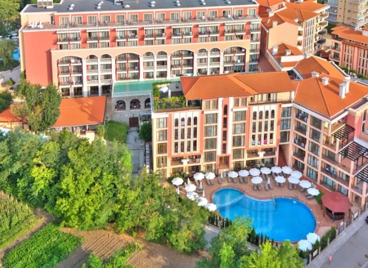 Hotel posiada także mniejszy basen zewnętrzny, przy którym funkcjonuje Fresh Bar