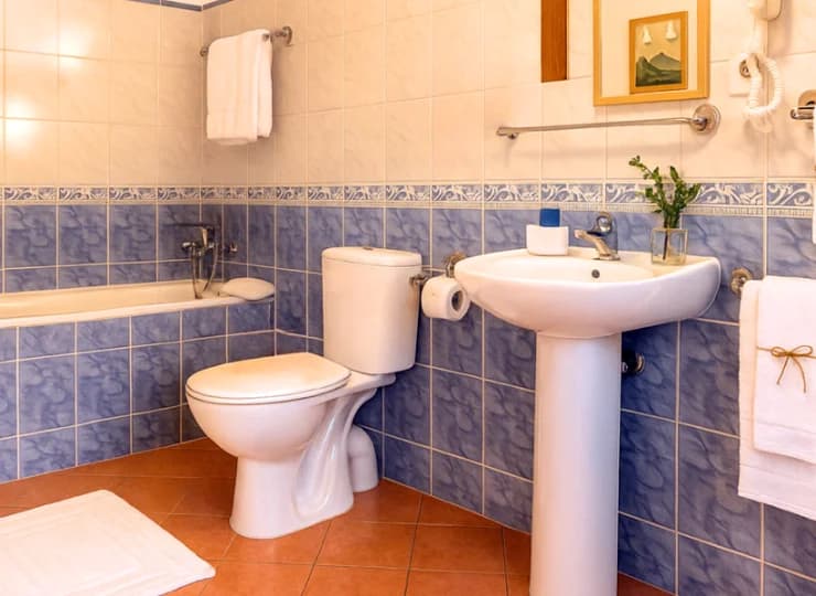 Wanna w łazience pokoju 3-osobowego