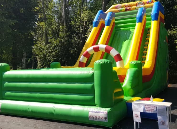 Dmuchana zjeżdżalnia to świetna atrakcja dla małych gości Aqua House