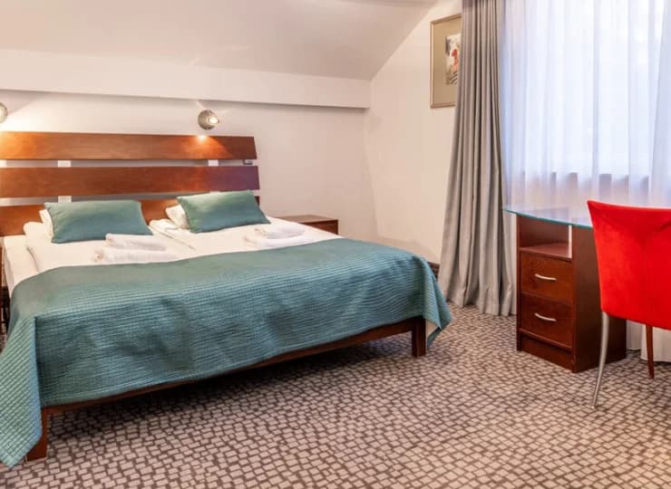 Do dyspozycji gości oddano komfortowe pokoje i apartamenty