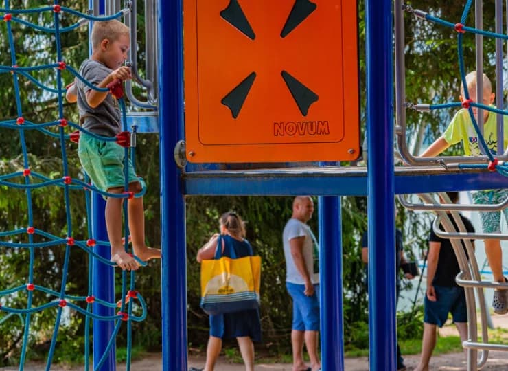Najmłodsi mogą bawić się na zewnętrznym placu zabaw