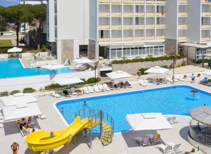 Hotel Adria**** posiada 2 baseny zewnętrzne, zjeżdżalnię i brodzik dla dzieci