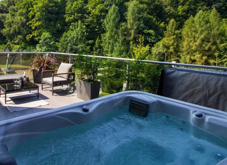 Posiada przestronny taras z zewnętrznym jacuzzi