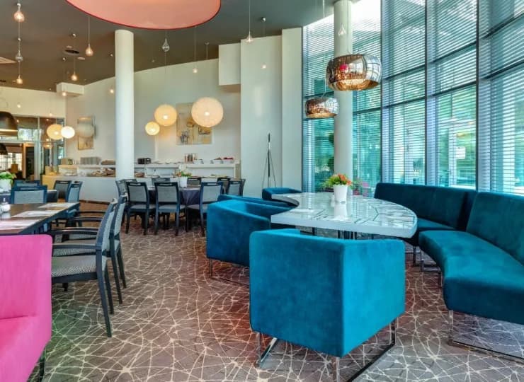 Oryginalna bryła hotelu ma swoją kontynuację w urządzeniu wnętrz