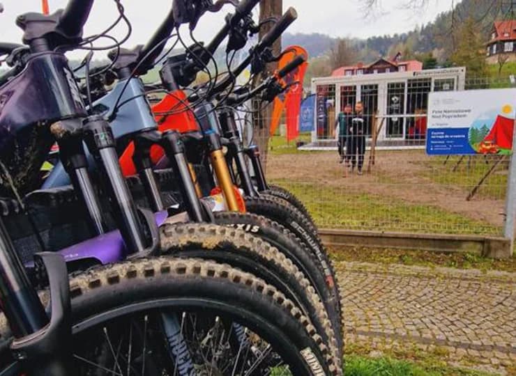 Ośrodek dysponuje własną wypożyczalnią rowerów dla dorosłych i dla dzieci