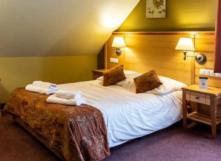 Pokoje są wyposażone w TV, WiFi, zestaw do parzenia kawy, herbaty i klimatyzację