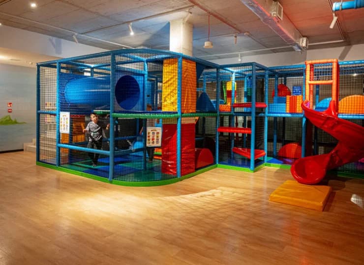 Kids Play w budynku H jest podzielony na strefy dla starszych i młodszych dzieci
