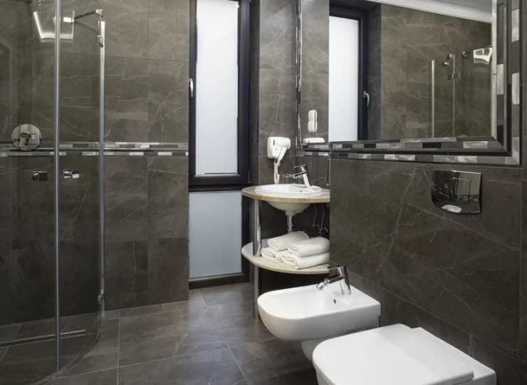 W łazience znajduje się prysznic, bidet, suszarka do włosów, kosmetyki, czepki