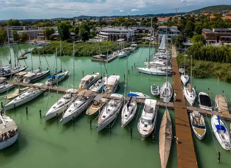 W letnisku Balatonfüred znajduje się przystań wodna