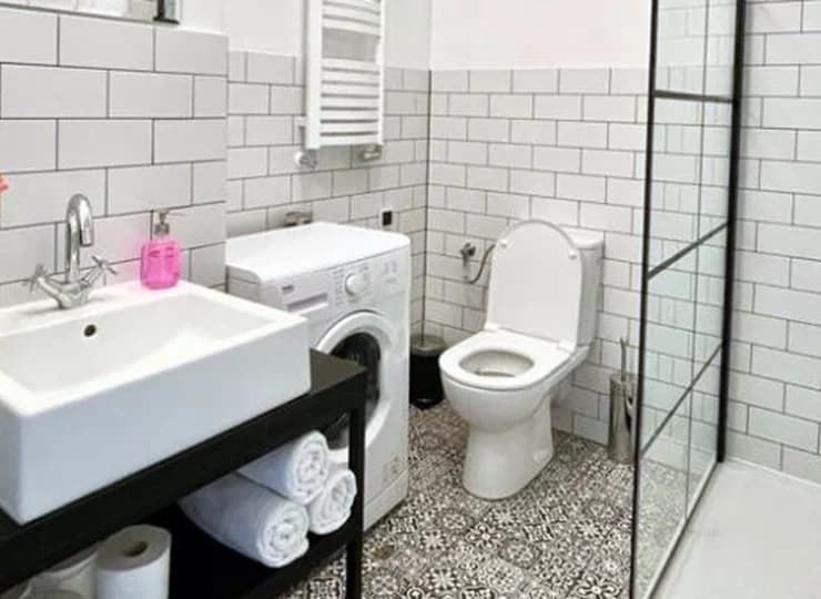 W każdym apartamencie jest pralka oraz zestaw do prasowania
