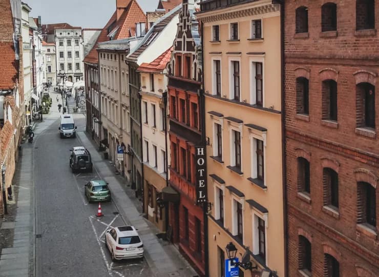 Jest unikalnie położony przy urokliwej zabytkowej uliczce