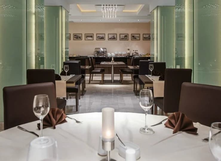 Elegancka Restauracja Różana mieści się na poziomie zerowym hotelu