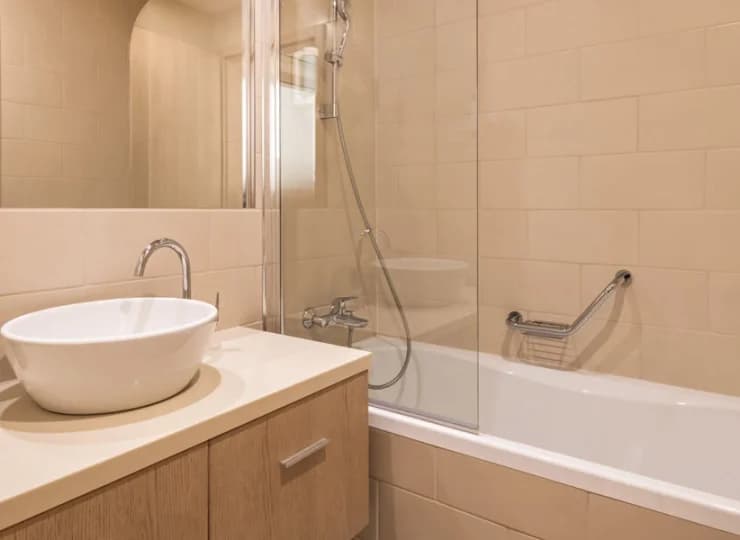 Łazienka w apartamencie deluxe z wanną i prysznicem w wannie