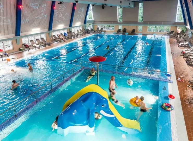 W hotelowym parku wodnym przygotowano atrakcje dla dzieci i dorosłych.