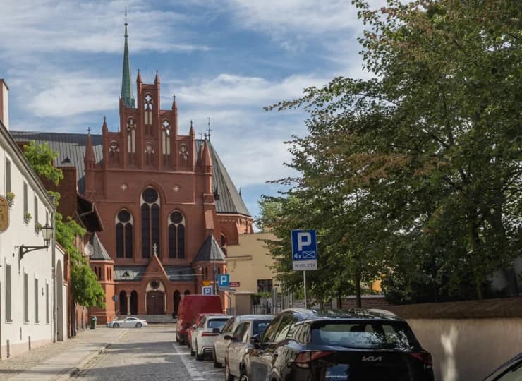 Hotel jest położony przy zacisznej uliczce na obrzeżach starego miasta