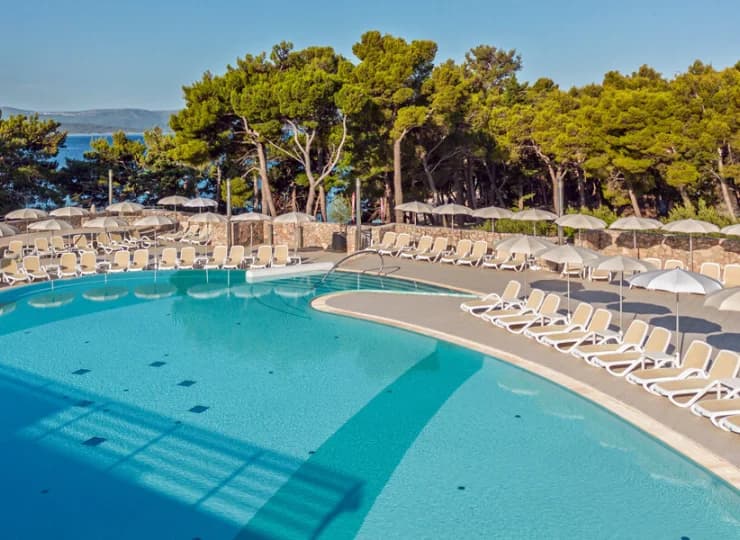 Bluesun Hotel Elaphusa**** jest położony na wyspie Brač
