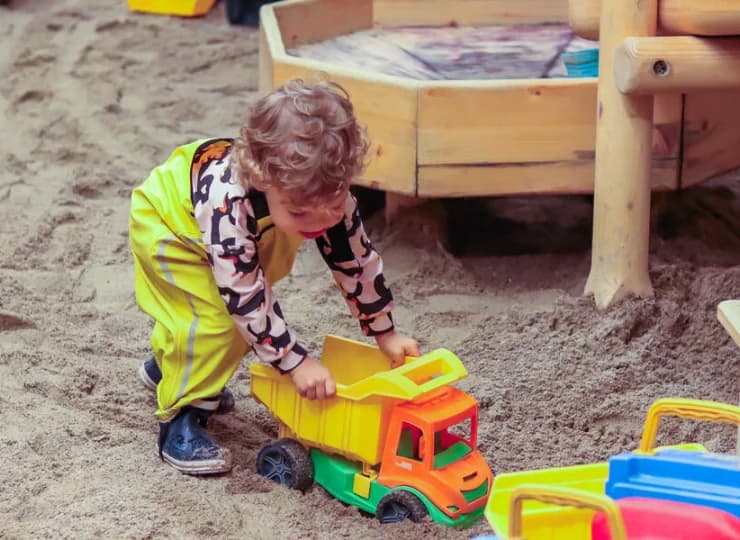 W potężnej piaskownicy dzieci mogą się bawić niezależnie od pogody