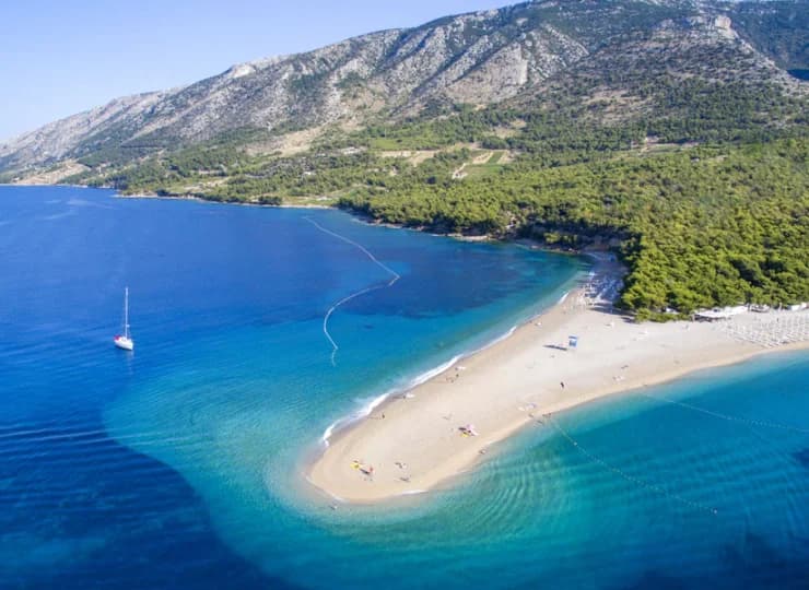 Obiekt mieści się zaledwie 600 metrów od słynnej plaży Zlatni Rat