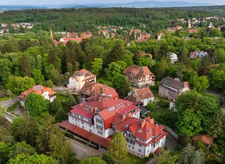 Hotel jest położony w zielonej okolicy sprzyjającej relaksowi