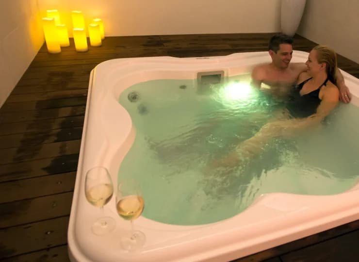 Wewnątrz mieści się strefa wellness z jacuzzi i sauną