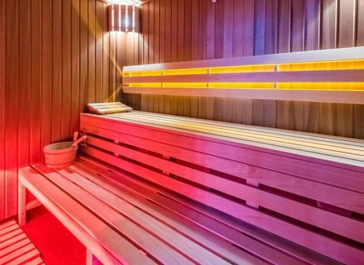 Znajduje się tam jacuzzi i sauna fińska