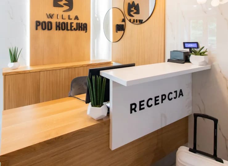 W zakwaterowaniu gościom pomaga miła obsługa recepcji